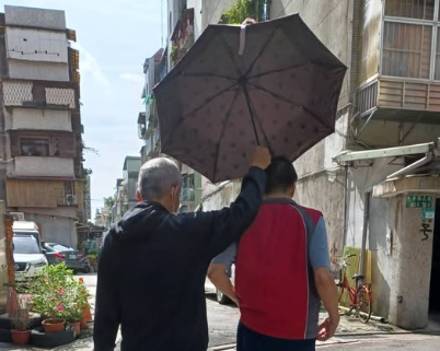 照服員撐著傘，走在身側默默守護(標題圖檔)